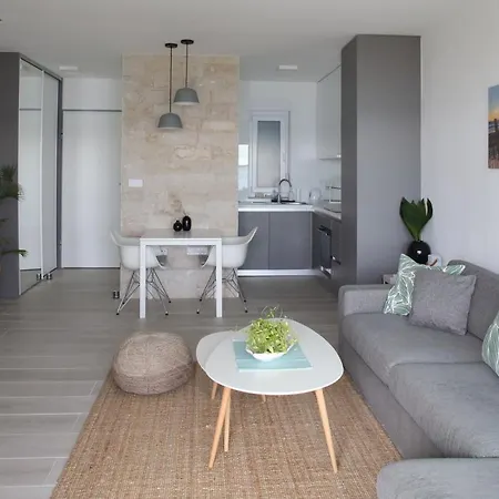 Daire Beachfront Deluxe