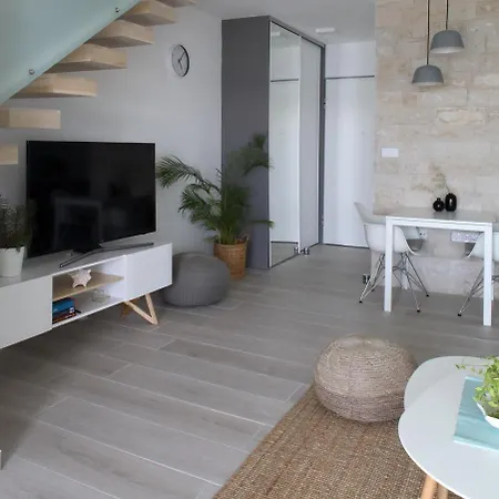 Daire Beachfront Deluxe *