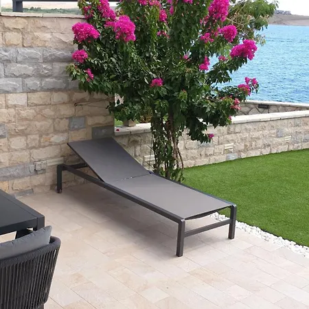 Daire Beachfront Deluxe *