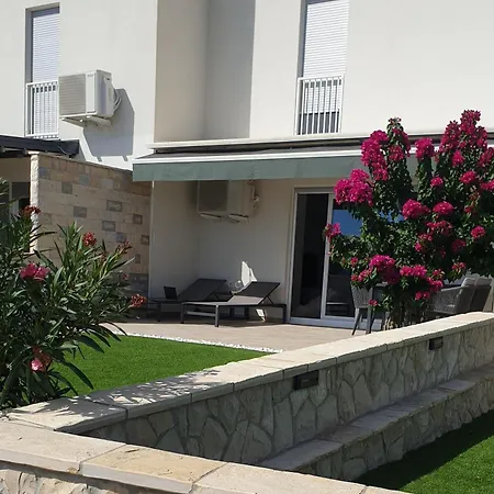 Beachfront Deluxe Daire Povljana