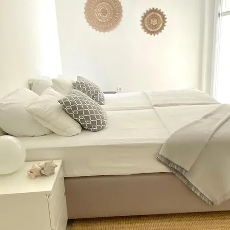 Daire Beachfront Deluxe *