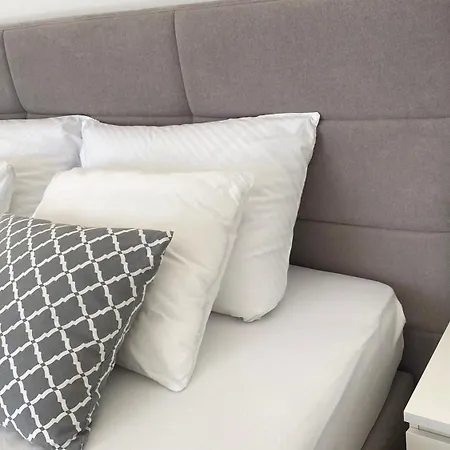 Daire Beachfront Deluxe Povljana