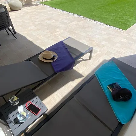 Daire Beachfront Deluxe