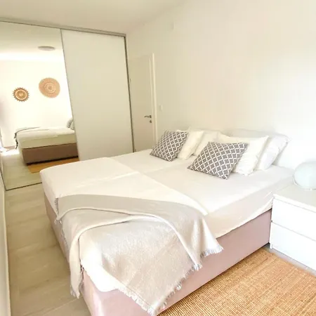 Beachfront Deluxe Apartmán Povljana