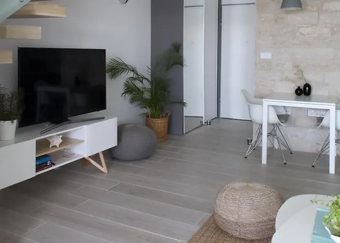 Daire Beachfront Deluxe *