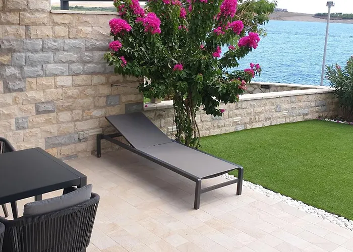 Daire Beachfront Deluxe *